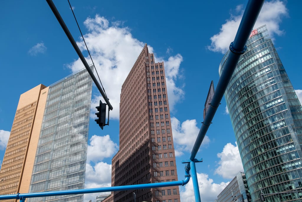 Architettura moderna di Potsdamer Platz con grattacieli e funivia urbana nel centro di Berlino